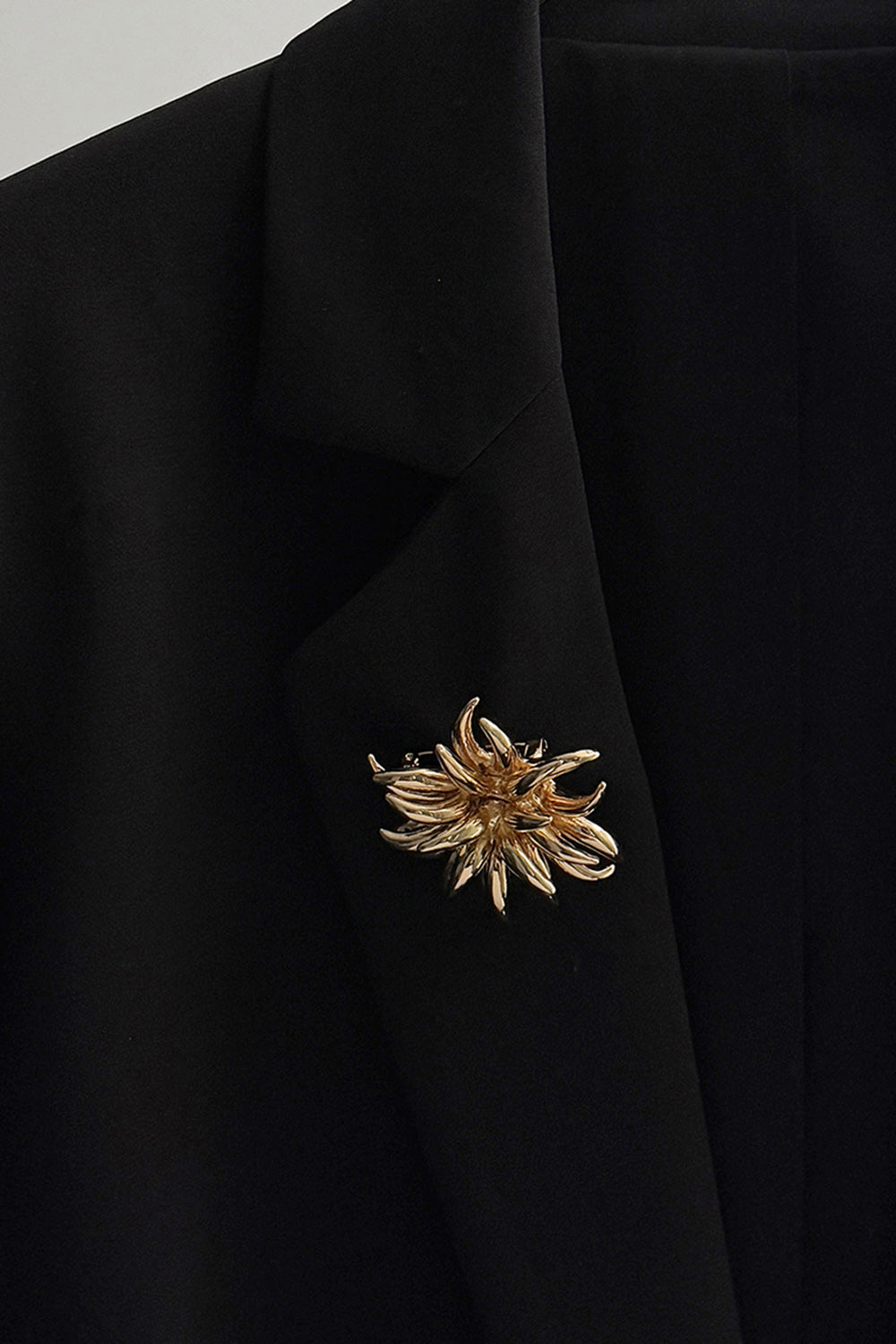 Fashionable Metallic Sheen Flower Shaped Geometric Ring Brooch