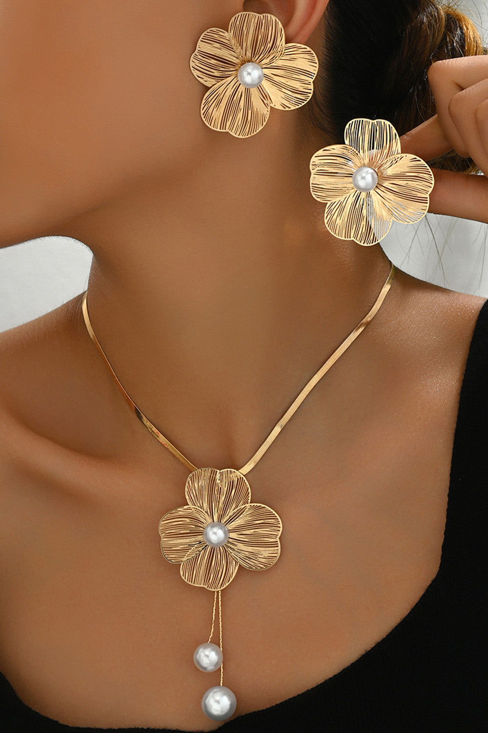 Metallic Hollow Out Floral Inlaid Pearl Necklace Earrings Jewelry Set