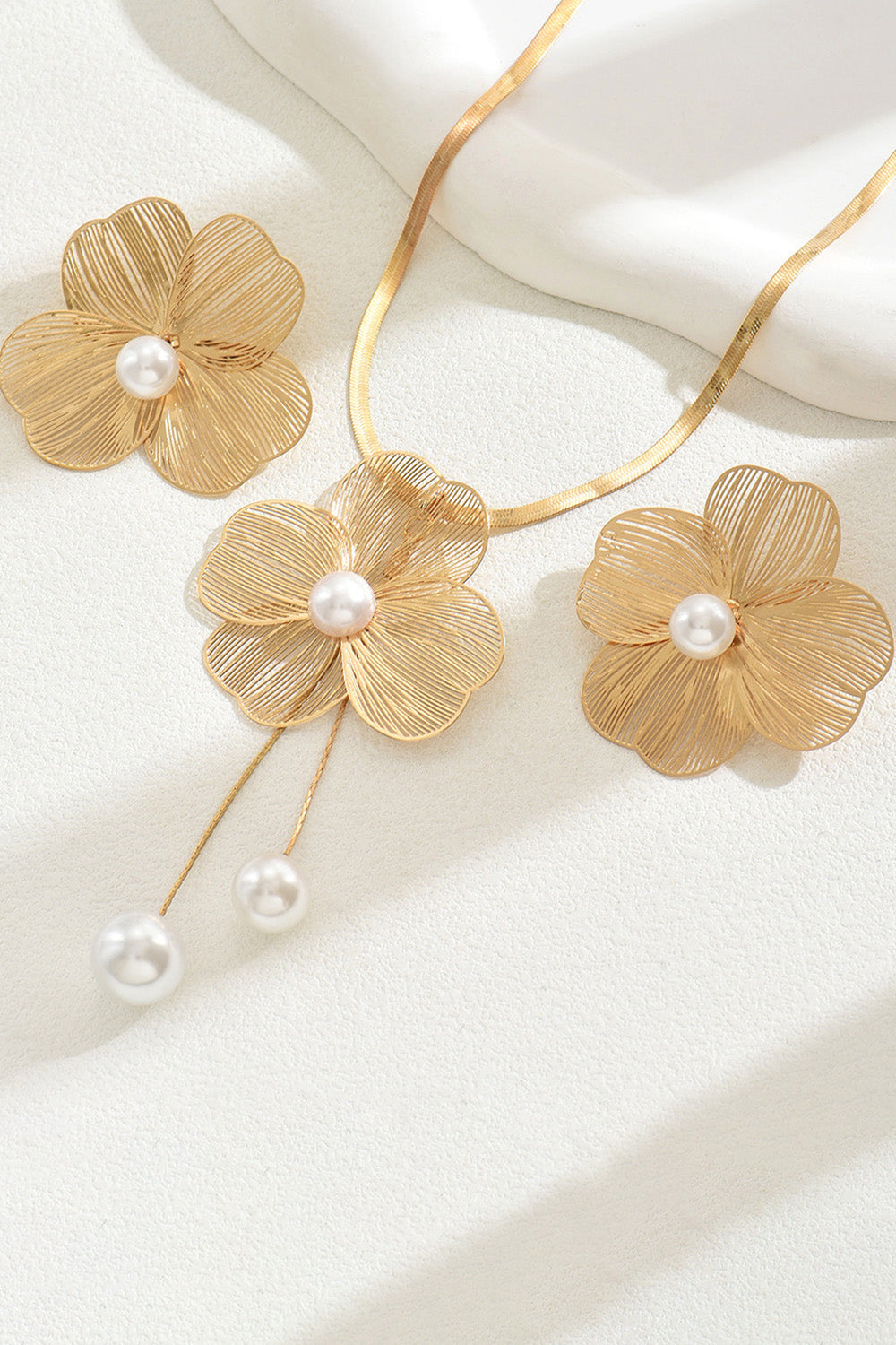 Metallic Hollow Out Floral Inlaid Pearl Necklace Earrings Jewelry Set