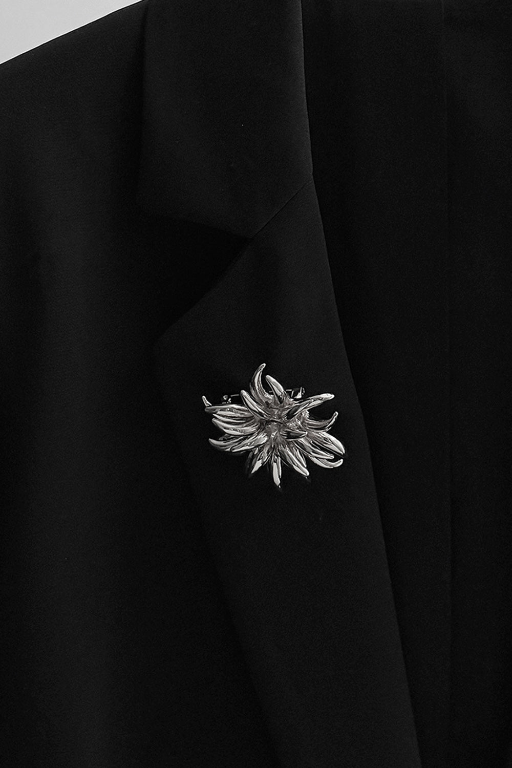 Fashionable Metallic Sheen Flower Shaped Geometric Ring Brooch