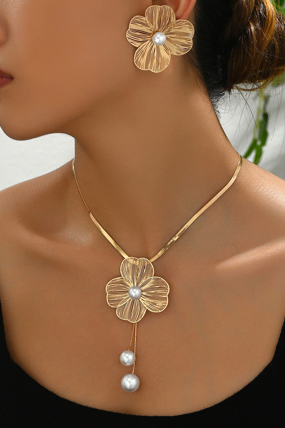 Metallic Hollow Out Floral Inlaid Pearl Necklace Earrings Jewelry Set